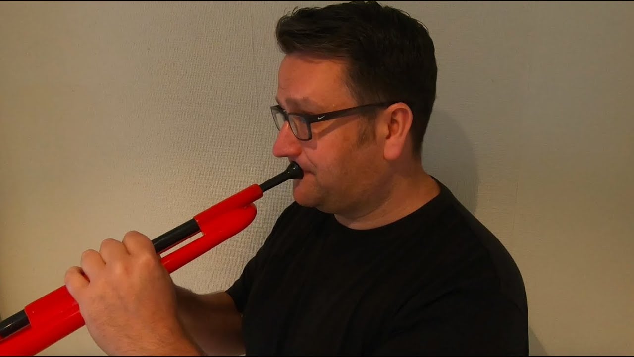 Load video: Scotland-based Brass Teacher Grant Golding Reviews The pBugle.